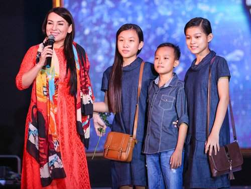 Hồ Văn Cường rụt rè bên mẹ nuôi Phi Nhung trên sân khấu 8