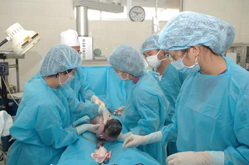 Những em bé sơ sinh bị rách đầu, gẫy chân vì đẻ mổ 3