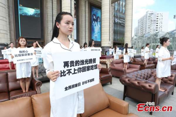 Thiếu nữ TQ mặc áo ngủ biểu tình phản đối làm thêm giờ 3
