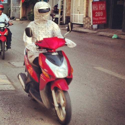 Khách Tây "choáng" vì trang phục chống nắng kín mít của phụ nữ Việt 9