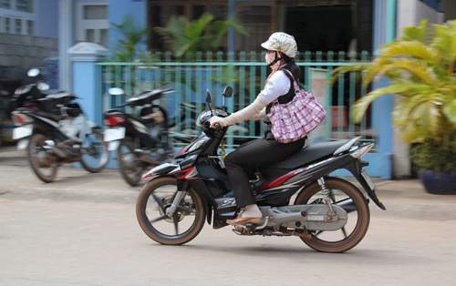 Khách Tây "choáng" vì trang phục chống nắng kín mít của phụ nữ Việt 3