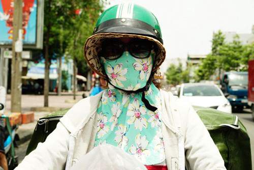 Khách Tây "choáng" vì trang phục chống nắng kín mít của phụ nữ Việt 12