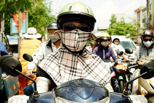 Khách Tây "choáng" vì trang phục chống nắng kín mít của phụ nữ Việt 15