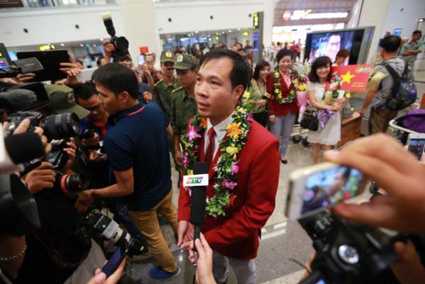 “Biển người” chào đón xạ thủ Hoàng Xuân Vinh tại sân bay Nội Bài 2