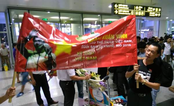 “Biển người” chào đón xạ thủ Hoàng Xuân Vinh tại sân bay Nội Bài 14