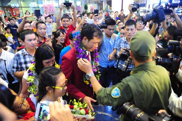 “Biển người” chào đón xạ thủ Hoàng Xuân Vinh tại sân bay Nội Bài 4