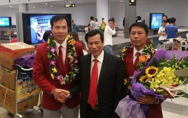 “Biển người” chào đón xạ thủ Hoàng Xuân Vinh tại sân bay Nội Bài 10