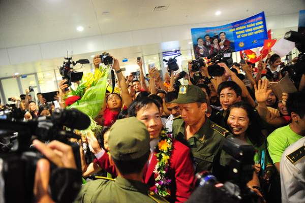 “Biển người” chào đón xạ thủ Hoàng Xuân Vinh tại sân bay Nội Bài 6