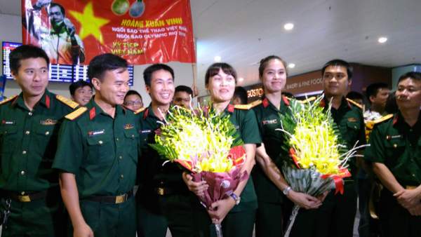“Biển người” chào đón xạ thủ Hoàng Xuân Vinh tại sân bay Nội Bài 11