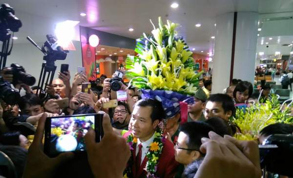 “Biển người” chào đón xạ thủ Hoàng Xuân Vinh tại sân bay Nội Bài 8
