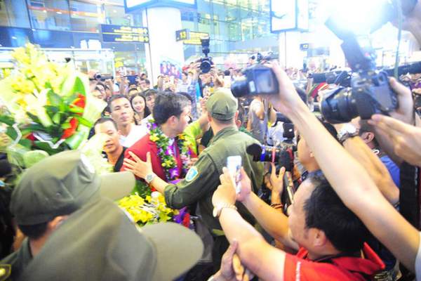 “Biển người” chào đón xạ thủ Hoàng Xuân Vinh tại sân bay Nội Bài 5