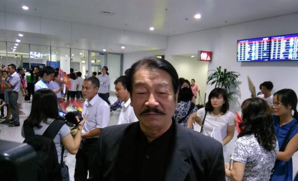 “Biển người” chào đón xạ thủ Hoàng Xuân Vinh tại sân bay Nội Bài 12