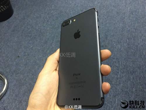 iPhone 7 Plus màu đen cực đẹp và nam tính 3