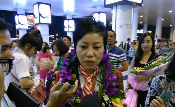 “Biển người” chào đón xạ thủ Hoàng Xuân Vinh tại sân bay Nội Bài 7