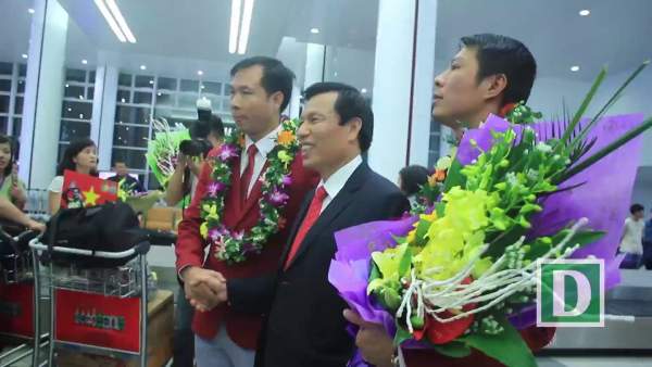 “Biển người” chào đón xạ thủ Hoàng Xuân Vinh tại sân bay Nội Bài 3