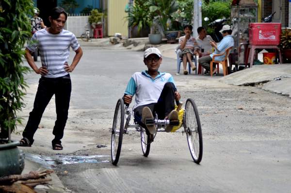 ​Ngộ nghĩnh xe đạp nằm tự chế trên đường phố Sài Gòn 3