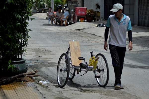 ​Ngộ nghĩnh xe đạp nằm tự chế trên đường phố Sài Gòn 10