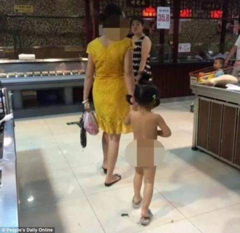 Phẫn nộ mẹ đưa con gái trần truồng đi siêu thị 3