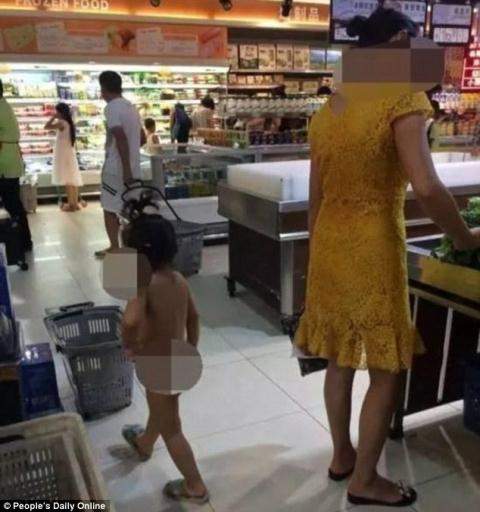 Phẫn nộ mẹ đưa con gái trần truồng đi siêu thị 2