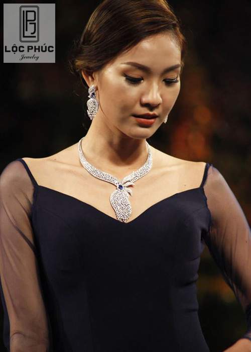 Top 10 HHHVVN 2015 Khánh Vân tươi trẻ mở màn show diễn Lộc Phúc Jewelry. 27