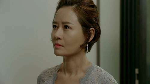 Yêu không kiểm soát tập 15: Suzy "chết sững" nhìn Kim Woo Bin hôn gái giàu 24