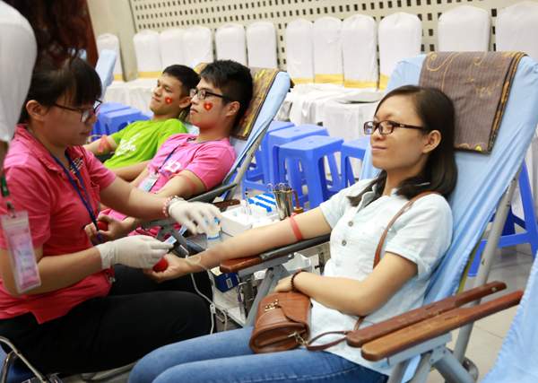 Hàng ngàn bạn trẻ đội mưa tham gia ngày hội hiến máu tình nguyện 3