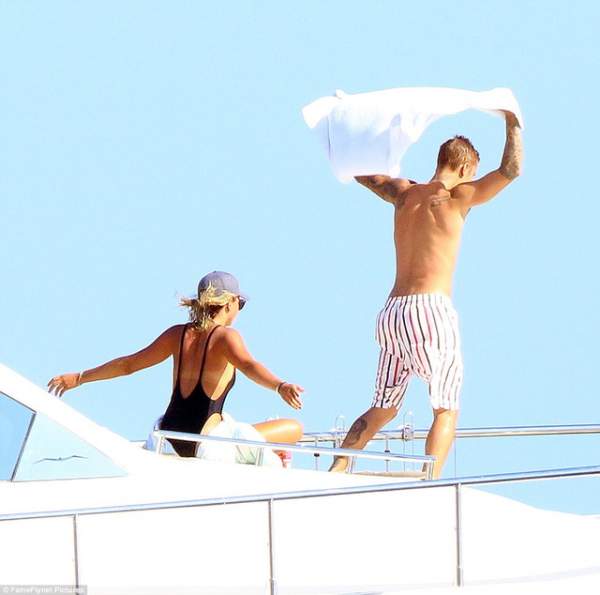 Justin Bieber âu yếm bạn gái mới trên du thuyền sang trọng 6