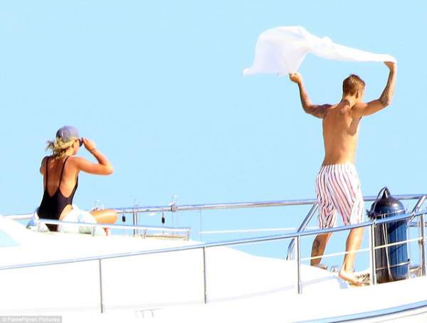 Justin Bieber âu yếm bạn gái mới trên du thuyền sang trọng 4