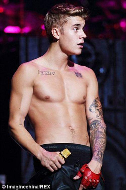 Loạt ảnh cơ bắp của Justin Bieber khiến fan nữ phát sốt 10