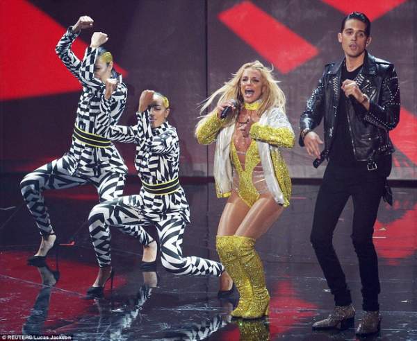 Britney mặc thiếu vải và hát nhép trên sân khấu 12