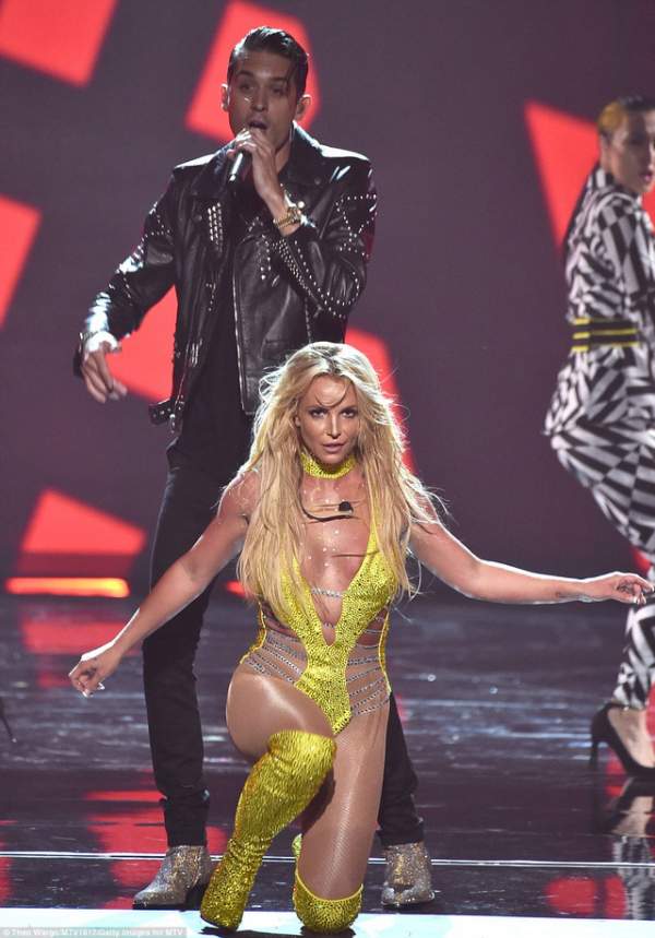 Britney mặc thiếu vải và hát nhép trên sân khấu 9