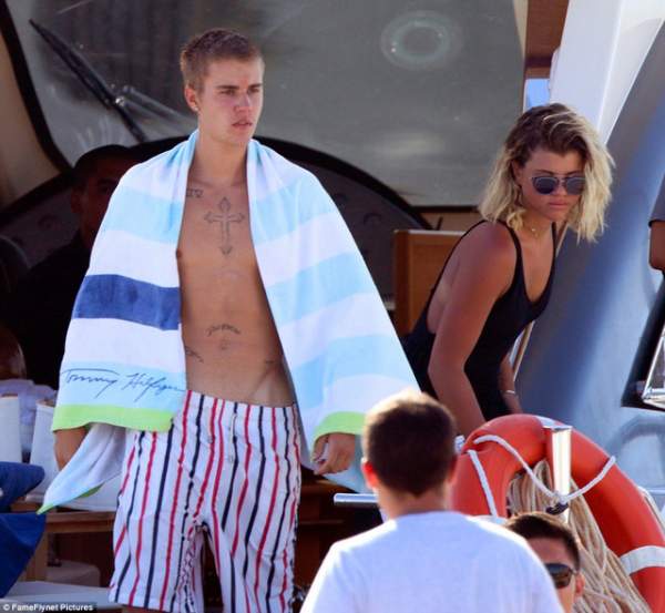 Justin Bieber âu yếm bạn gái mới trên du thuyền sang trọng 2