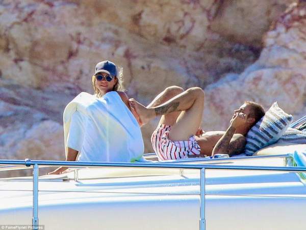Justin Bieber âu yếm bạn gái mới trên du thuyền sang trọng 7
