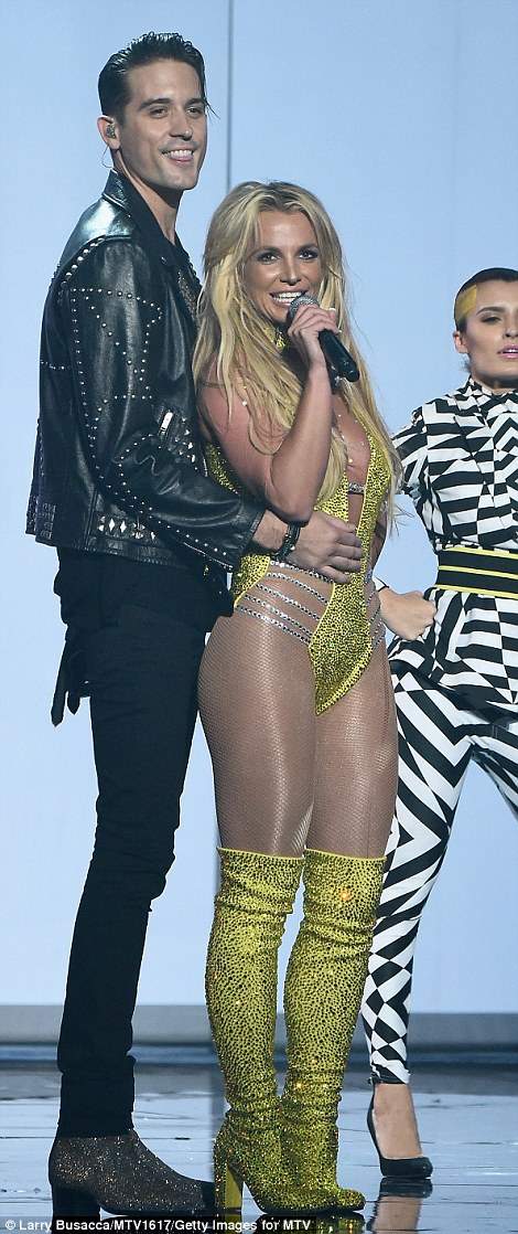 Britney mặc thiếu vải và hát nhép trên sân khấu 7