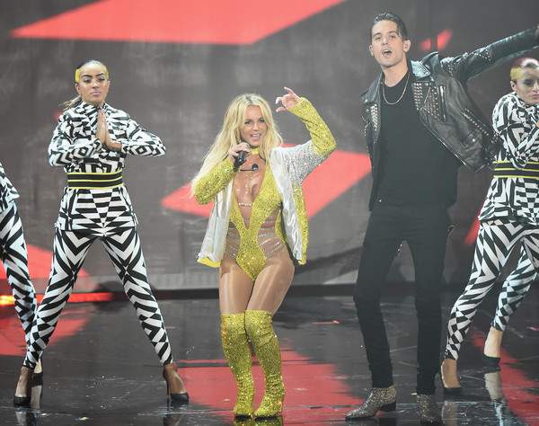 Britney mặc thiếu vải và hát nhép trên sân khấu 4