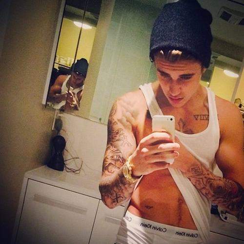 Loạt ảnh cơ bắp của Justin Bieber khiến fan nữ phát sốt 5