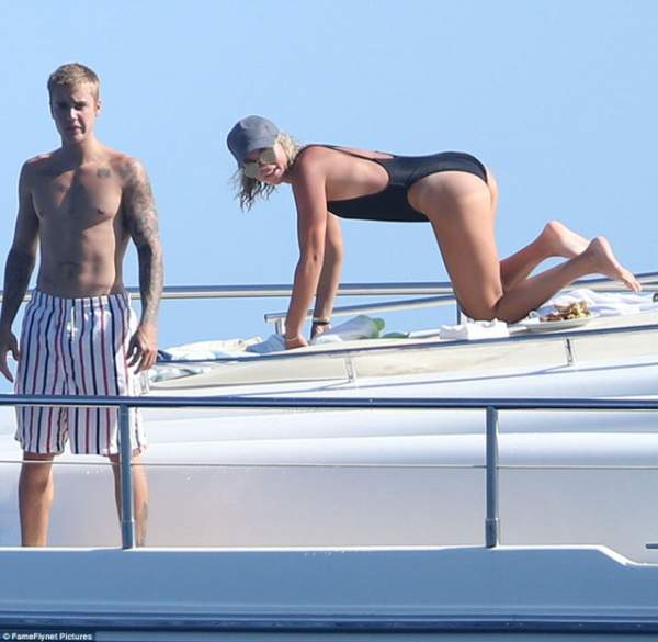 Justin Bieber âu yếm bạn gái mới trên du thuyền sang trọng 10