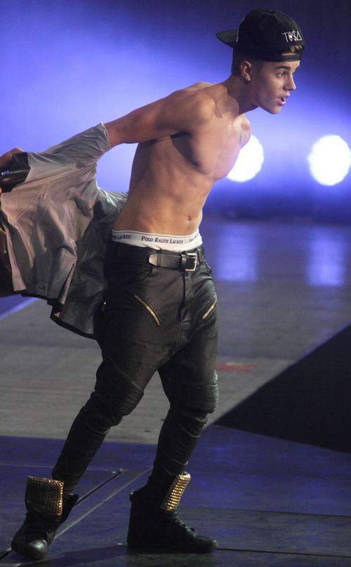 Loạt ảnh cơ bắp của Justin Bieber khiến fan nữ phát sốt 9