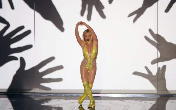 Britney Spears mặc sexy, bị tố hát nhép 2