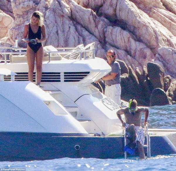 Justin Bieber âu yếm bạn gái mới trên du thuyền sang trọng 3