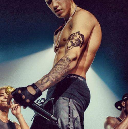 Loạt ảnh cơ bắp của Justin Bieber khiến fan nữ phát sốt 8