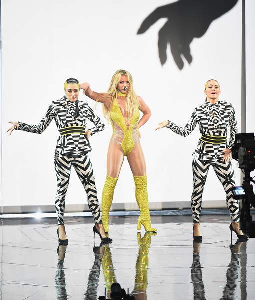 Britney mặc thiếu vải và hát nhép trên sân khấu 5