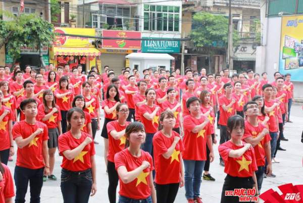 Trên 1500 người mặc áo đỏ sao vàng và nhảy flashmob mừng 2-9 3