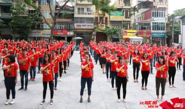 Trên 1500 người mặc áo đỏ sao vàng và nhảy flashmob mừng 2-9 2