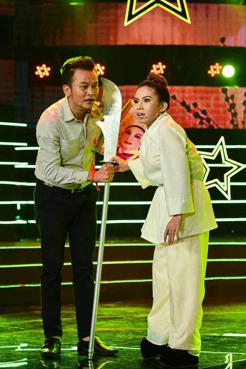 Nghệ sĩ Kim Tử Long rạng rỡ ôm chặt khi con gái nuôi đăng quang 24