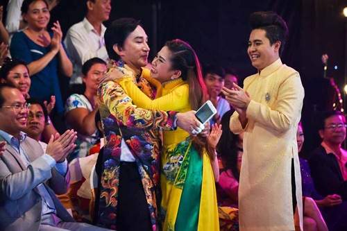 Nghệ sĩ Kim Tử Long rạng rỡ ôm chặt khi con gái nuôi đăng quang 12