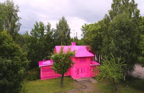 Mãn nhãn ngôi nhà màu hồng chóe có 1-0-2 18