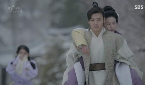 "Người tình ánh trăng" tập 5: Diện mạo mới của Lee Jun Ki khiến IU ngỡ ngàng 24