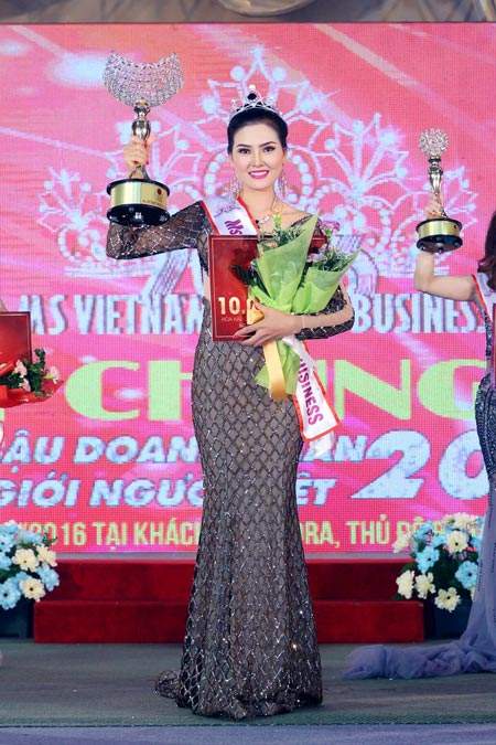 Kim Thoa đăng quang Hoa hậu doanh nhân Thế giới người Việt 2016. 9