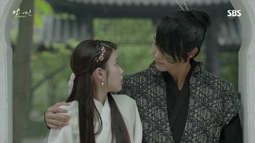 "Người tình ánh trăng" tập 5: Diện mạo mới của Lee Jun Ki khiến IU ngỡ ngàng 3